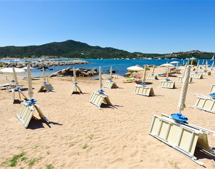 Písečná pláž a moře, Golfo di Marinella, Sardinie