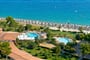 Letecký pohled na bazény a pláž, Villasimius, Sardinie