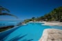 Přelivový bazénu nad pláží, Santa Margherita di Pula, Sardinie