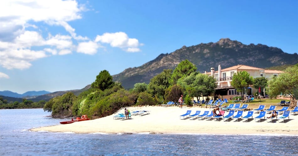 Hotelová plážička, Golfo di Cugnana, Costa Smeralda, Sardinie