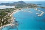 Letecký pohled na přístav Villasimius, Sardinie