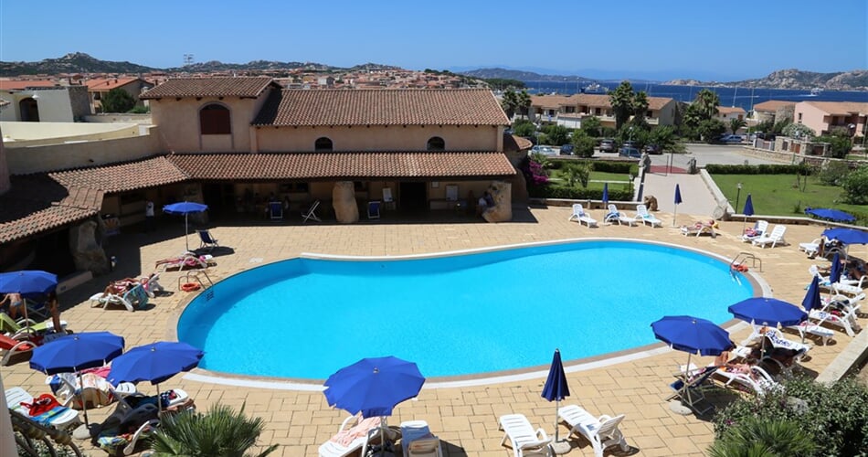 Pohled na bazén a hotel, Palau, Sardinie
