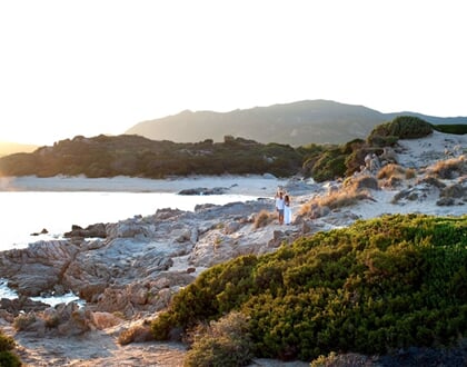 Romantická procházka po pláži, Chia, Sardinie