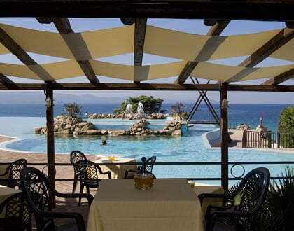 Bar u bazénu, Capo Testa - Santa Teresa, Sardinie