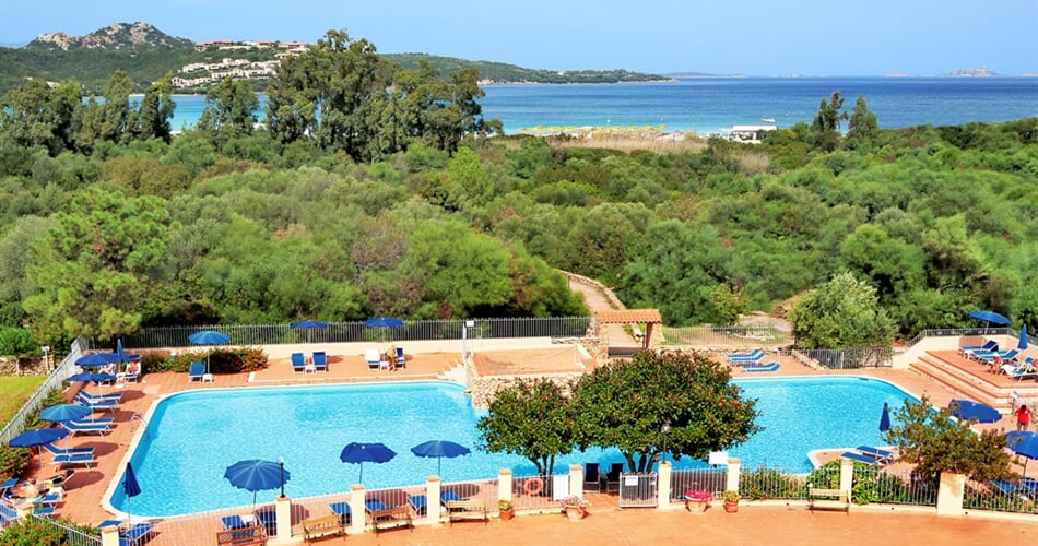 Bazén, cesta k moři, pláž Golfo di Marinella, Sardinie