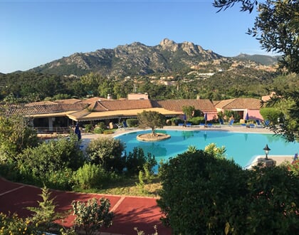 Hlavní budova s recepcí, barem, restaurací, bazén, Porto Cervo, Costa Smeralda, Sardinie