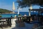 Orange bar na pláži Cala Granu, Porto Cervo, Costa Smeralda, Sardinie