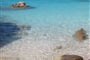 Průzračná voda Cala Granu, Porto Cervo, Costa Smeralda, Sardinie