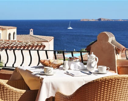 Snídaně na terase restaurace Colonna, Porto Cervo, Costa Smeralda, Sardinie