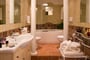 Koupelna ve SUITE, Porto Cervo, Costa Smeralda, Sardinie