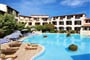 Atrium hotelu s bazénem, Porto Cervo, Costa Smeralda, Sardinie