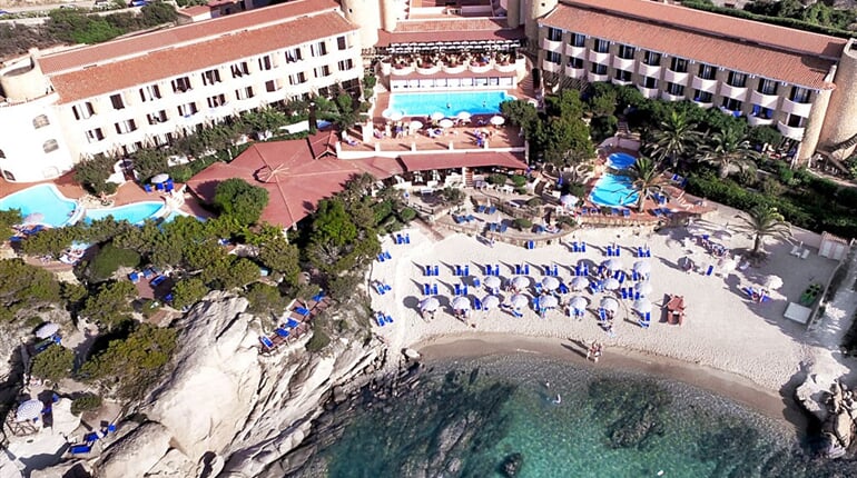 Z ptačí perspektivy, Baja Sardinia, Sardinie