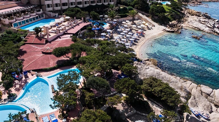 Hotel s bazény a soukromou pláží, Baja Sardinia, Sardinie