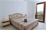 Pohled na ložnici s manželskou postelí, San Teodoro, Sardinie