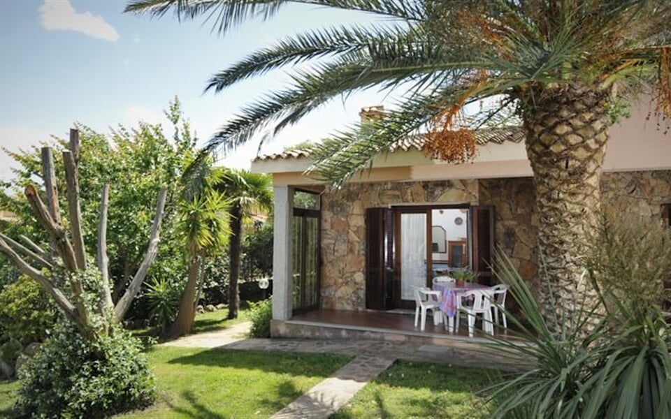 Pohled na apartmány ze zahrady, San Teodoro, Sardinie