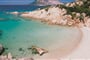 Letecký pohled na pláž a moře, San Teodoro, Sardinie