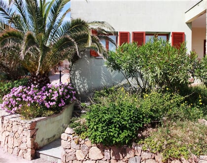 Zahrada jednoho z apartmánů - Isola Rossa, Sardinie