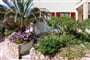 Zahrada jednoho z apartmánů - Isola Rossa, Sardinie