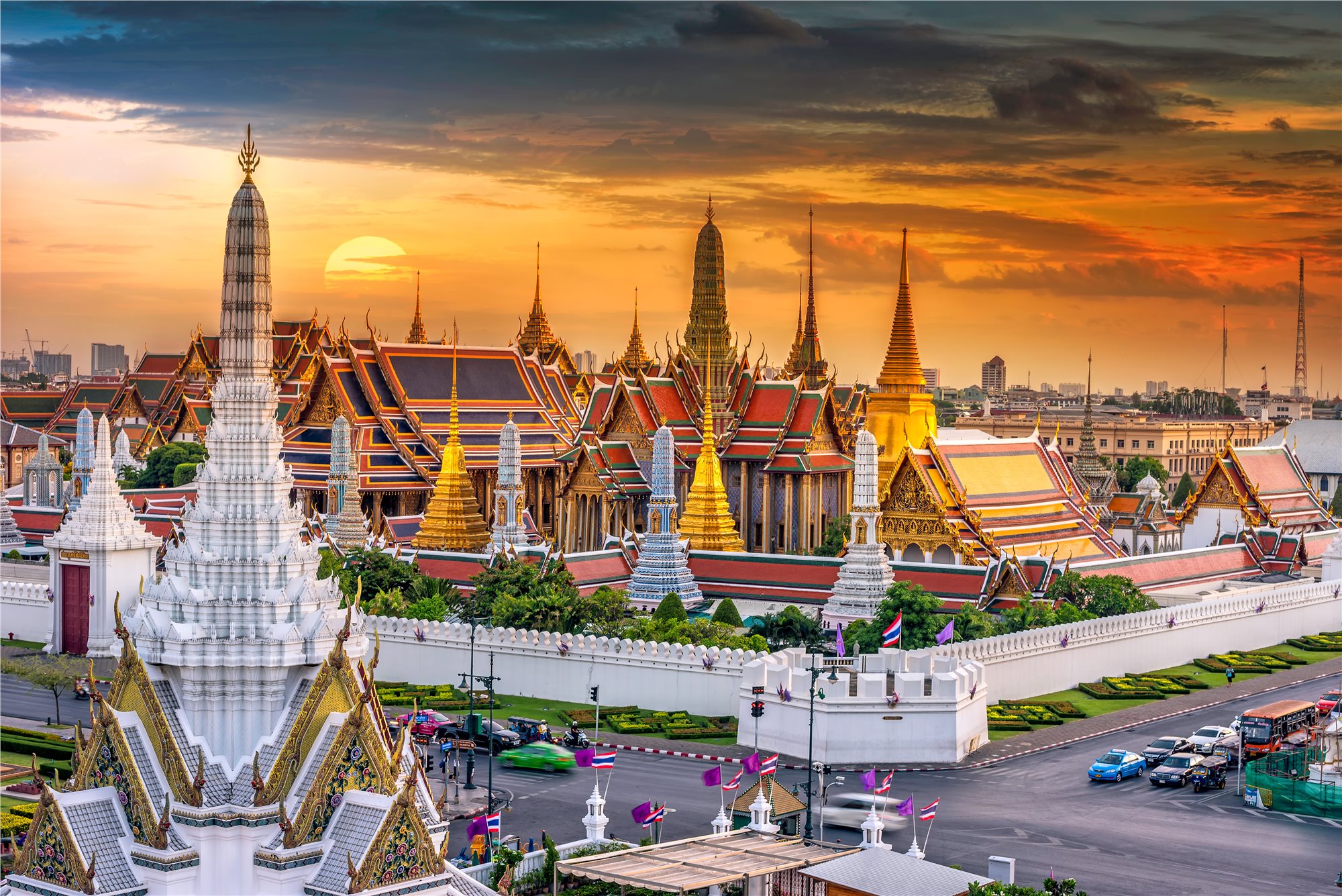 Grand palace and Wat phra keaw at sunset bangkok, Thailand_shutterstock_367503629