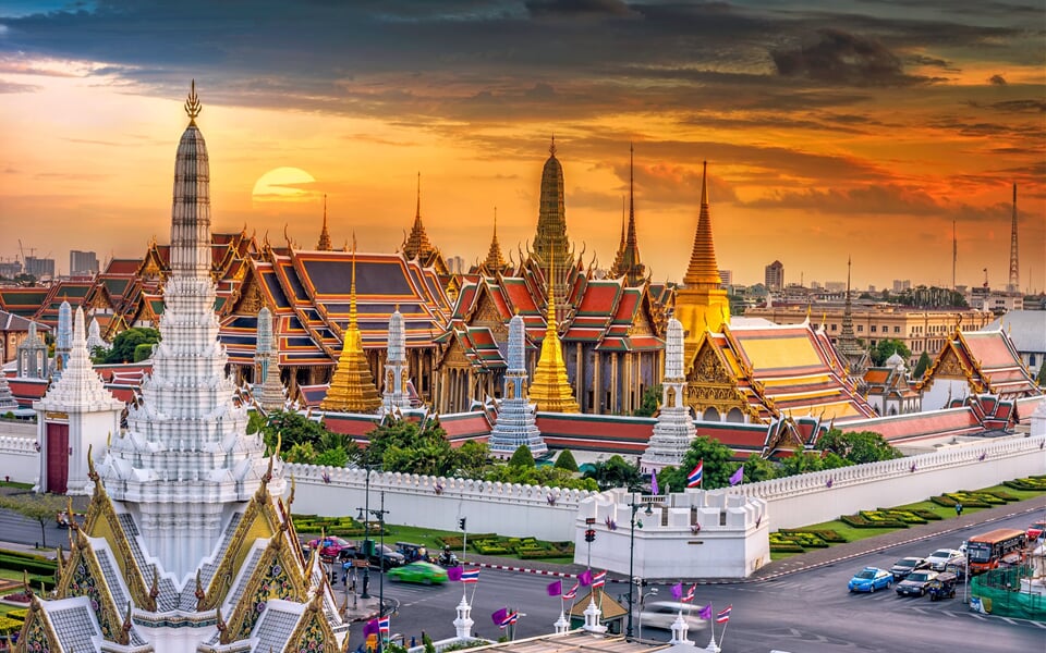 Grand palace and Wat phra keaw at sunset bangkok, Thailand_shutterstock_367503629