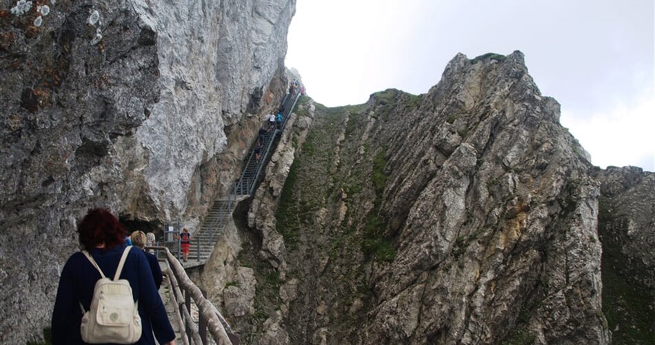 Švýcarsko - Pilatus, vyhlídková Dračí stezka vytesaná do skály