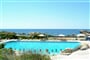 Pohled od bazénu k moři, Santa Reparata, Sardinie, Itálie.