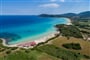 Hotelová pláž se slunečníky, lehátky a barem, Castiadas, Sardinie