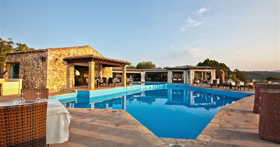 Pohled na bazén a terasu restaurace, Porto Rotondo, Sardinie, Itálie