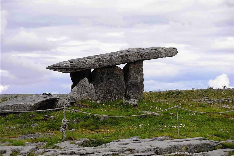 Irsko   Burren dolmen 1