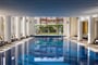 vnitřní hotelový bazén