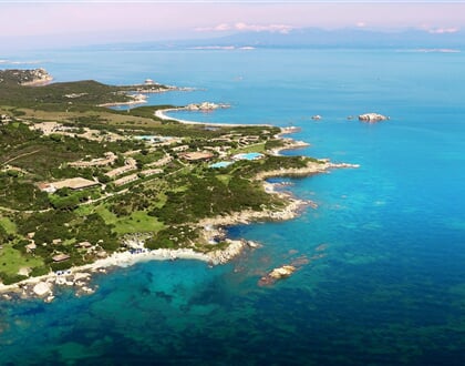 Letecký pohled na vřesové údolí - Valle della Erica, Santa Teresa di Gallura, Sardinie