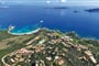 Letecký pohled na celý resort - Valle della Erica, Santa Teresa di Gallura, Sardinie