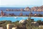 Výhled přes bazén na moře, Isola Rossa, Sardinie