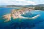 Isola Rossa letecký pohled na městečko s přístavem, Sardinie