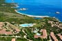 Letecký pohled na resort a pobřeží - Santa Teresa di Gallura, Sardinie