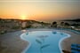 Bazén při západu slunce, Isola Rossa, Sardinie