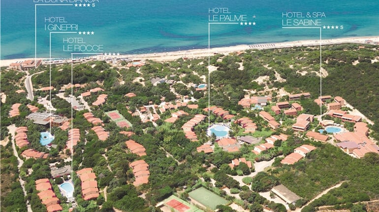 Letecký pohled na resort, Badesi, Sardinie