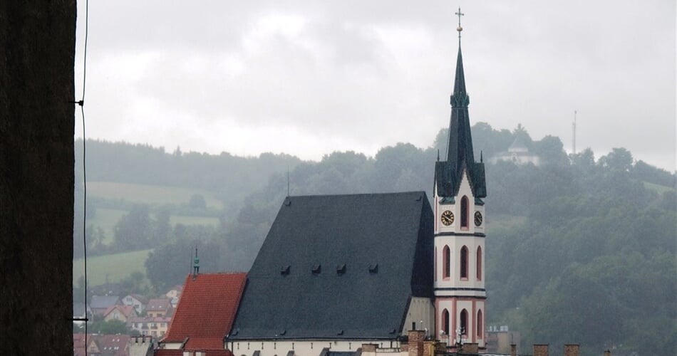 Česká republika - Český Krumlov - kostel sv.Víta, pozdně gotický 1407-38, věž neogotická 1893-4