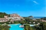 Bazén hotelu Village s výhledem na hotel Laguna, Chia, Sardinie