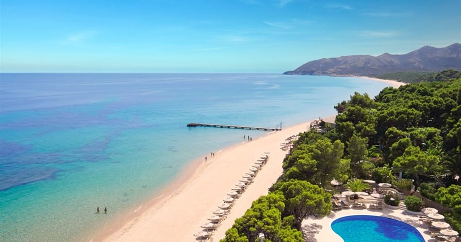 Pláž s bazénem hotelu Castello, Santa Margherita di Pula, Sardinie