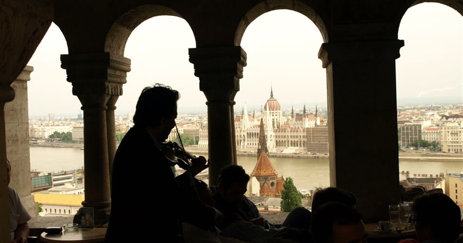 Maďarsko, Budapešť, houslista na Rybářské baště
