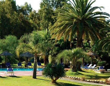 Zahrada s bazénem, S. Margherita di Pula, Sardinie