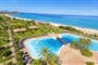 Letecký pohled na areál s bazénem a pláží, Castiadas, Sardinie