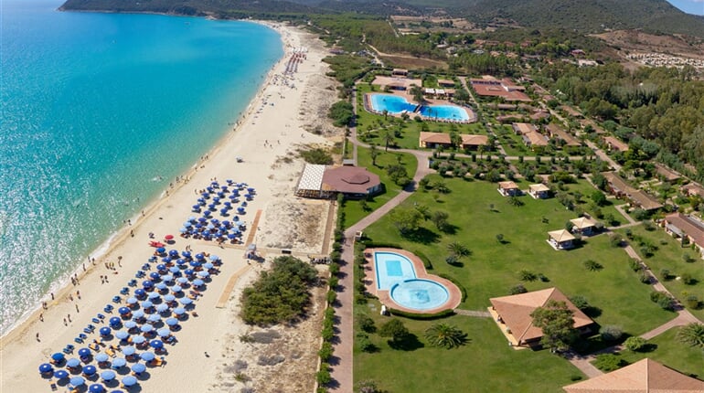 Celkový pohled na pláž a resort, Castiadas, Sardinie