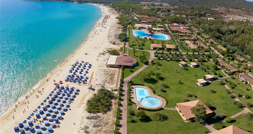 Celkový pohled na pláž a resort, Castiadas, Sardinie