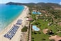 Celkový pohled na pláž a resort, Castiadas, Sardinie