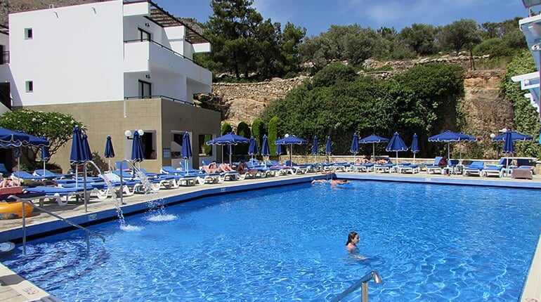 Aparthotel Pefkos Beach: fotografie vybavení exteriérů a interiérů ubytování.