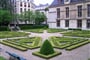 Francie - Paříž - zahrady jednoho z paláců ve čtvrti Marais