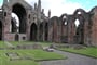 Velká Británie - Skotsko - Melrose Abbey, ruiny cicterciáckého kláštera 1136-96, raná gotika, zničen 1385, obnoven a opět zničen 1554