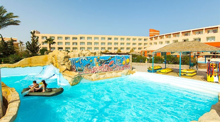 Hotel Titanic Resort & Aqua Park: fotografie vybavení exteriérů a interiérů ubytování.